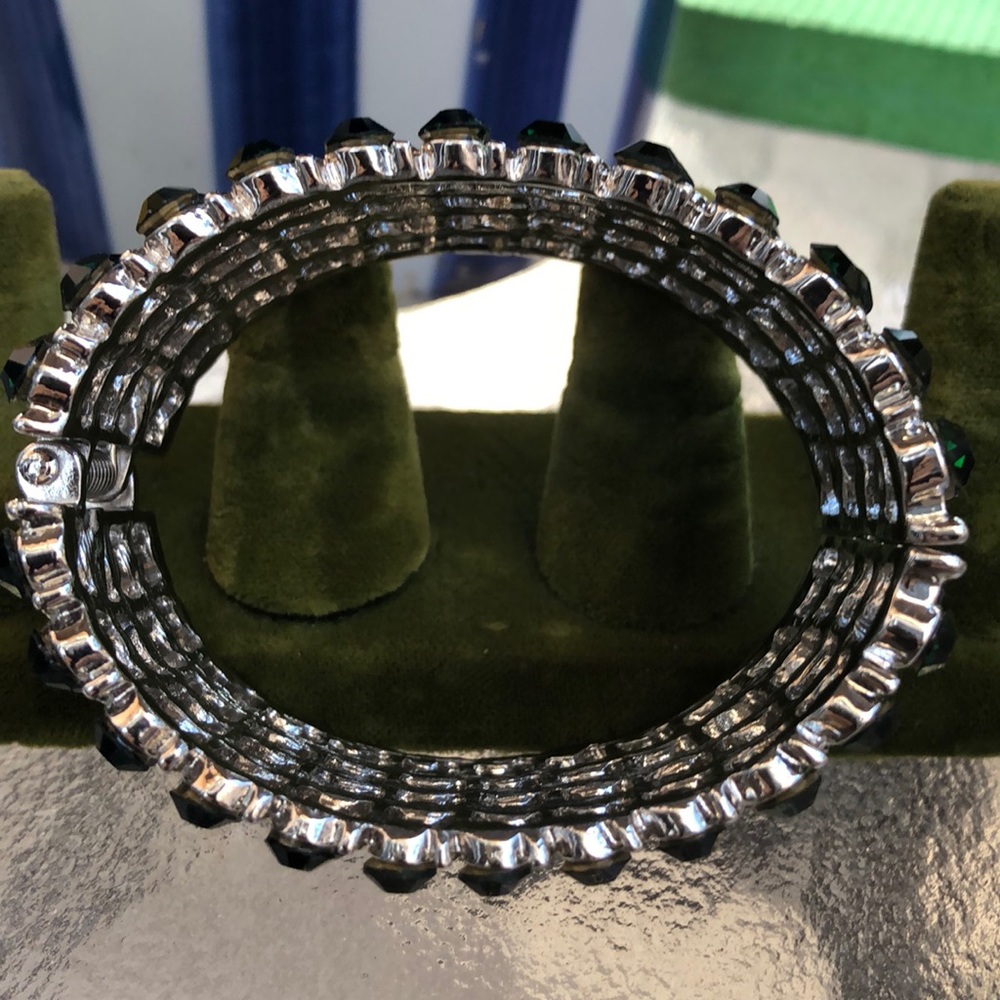 🍀 Classic Green Crystal Rhinestone Thick Cuff Hinged Bracelet - Picture 2 of 5